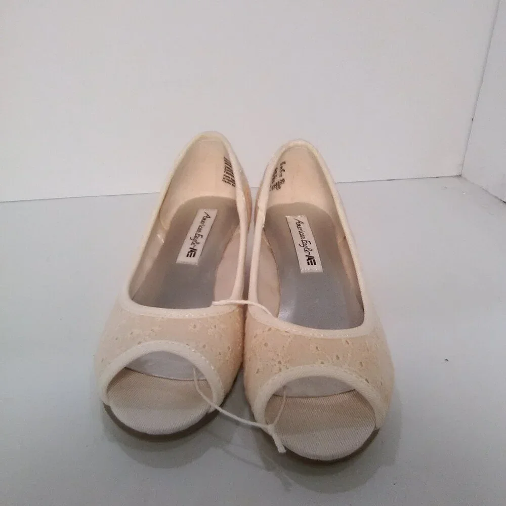 American Eagle Kids/Little Girls Wedge Heel Shoes Color Cream Size 10 1/…